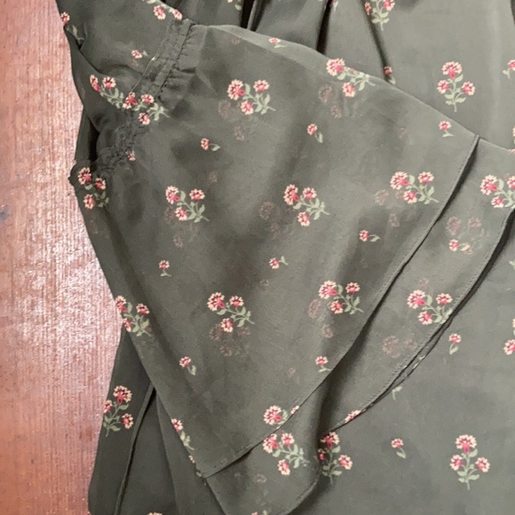 White House Black Market off shoulder top - Picture 5 of 11